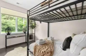 Rare Gem Near Downtown-Sleeps 10